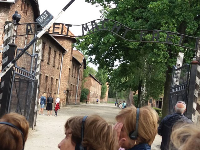 auschwitz1.jpg