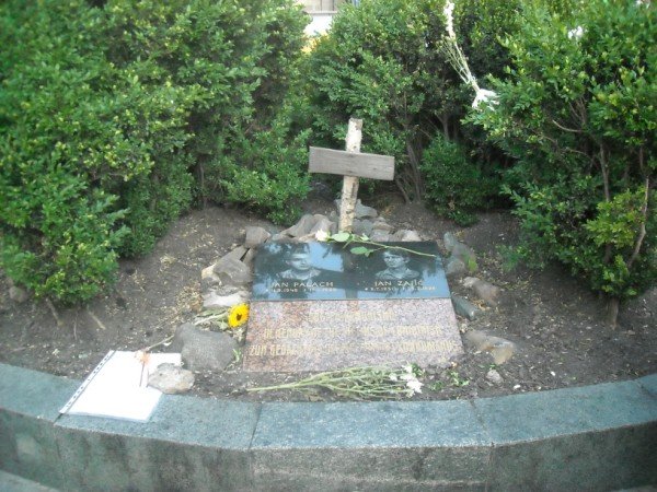 monumentovittimedelcomunismojeanpalackjzajicealtristudentichesitolserolavitainsegnodiprotesta.jpg