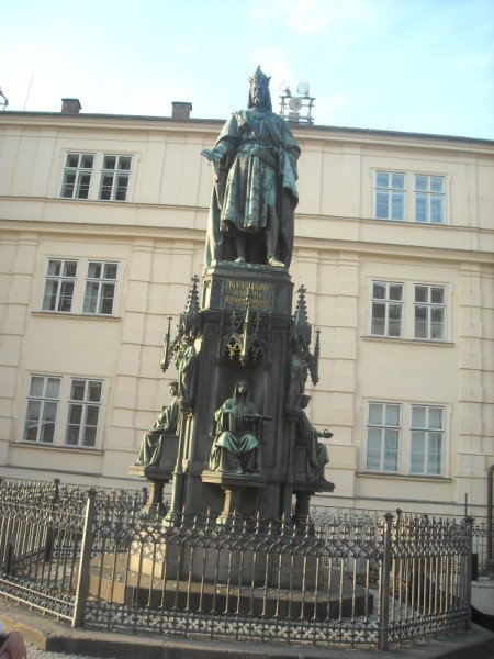 statuadicarlo4nellapiazzadeicavalieridellacroce.jpg