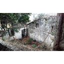 L'antica villa è in stato di completo abbandono e la vegetazione ha invaso tutto quel che resta dell'edificio. La stanza dell'antica villa è ormai priva di tetto e di piano superiore, come si può notare dalla linea contro la parete. Le due finestre sono ancora provviste di inferriate. Attraverso un'apertura ad arco, probabilmente una porta, si accedeva ad un vano più piccolo (Emanuele Maietta Farnese)