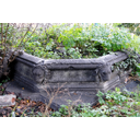 Veduta frontale della fontana del giardino oltre il portale. E' di forma ottagonale con teste di leone agli spigoli. Attualmente è sovrastata dalla vegetazione. (Celeste Nicora)