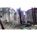 	L'hortus conclusus che si trova nell'area retrostante al portale. Si possono inoltre notare alcuni pilastri che, nel passato, probabilmente corrispondevano a parti di muratura. (Simone Sanna) 