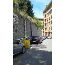 Il muro ricuce il taglio subito dal giardino per la realizzazione delle infrastrutture negli anni ‘20. Il profilo evidenzia come la proprietà fosse posta su un crinale secondario