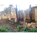 L'hortus conclusus, ovvero il giardino retrostante il portale. In primo piano sono presenti i pilastri che molti anni fa facevano parte della muratura (Nicolò Valeri) 